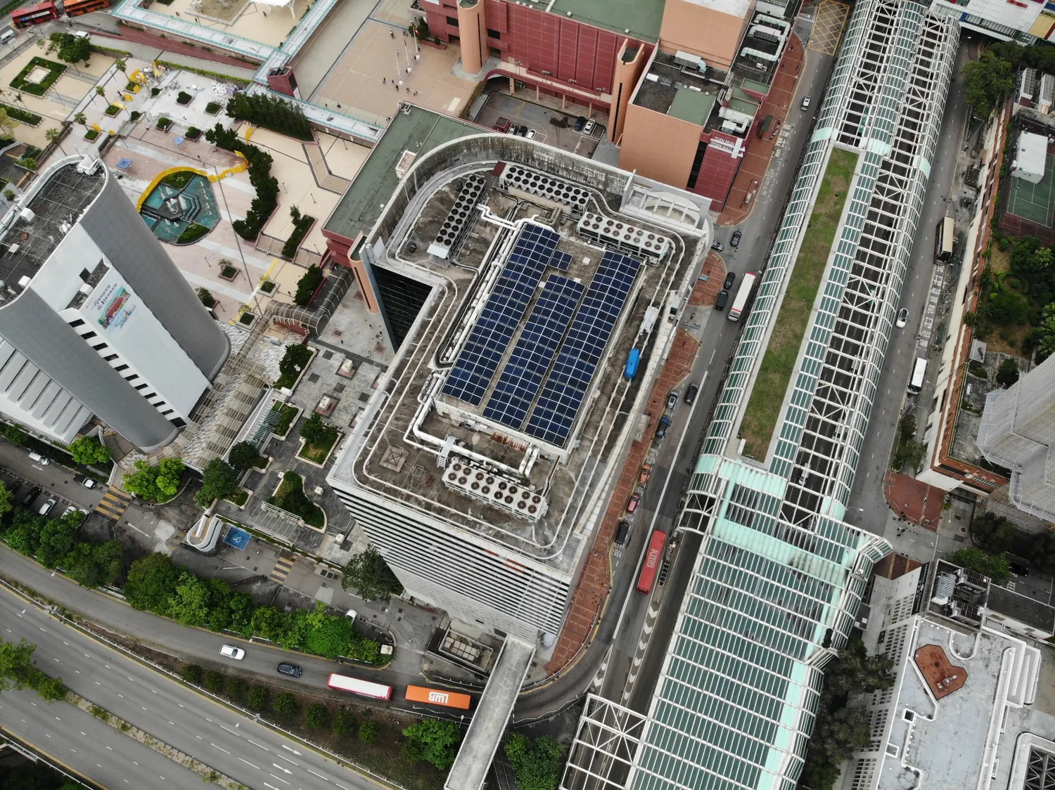 商業建築屋頂太陽能板的航拍照片。