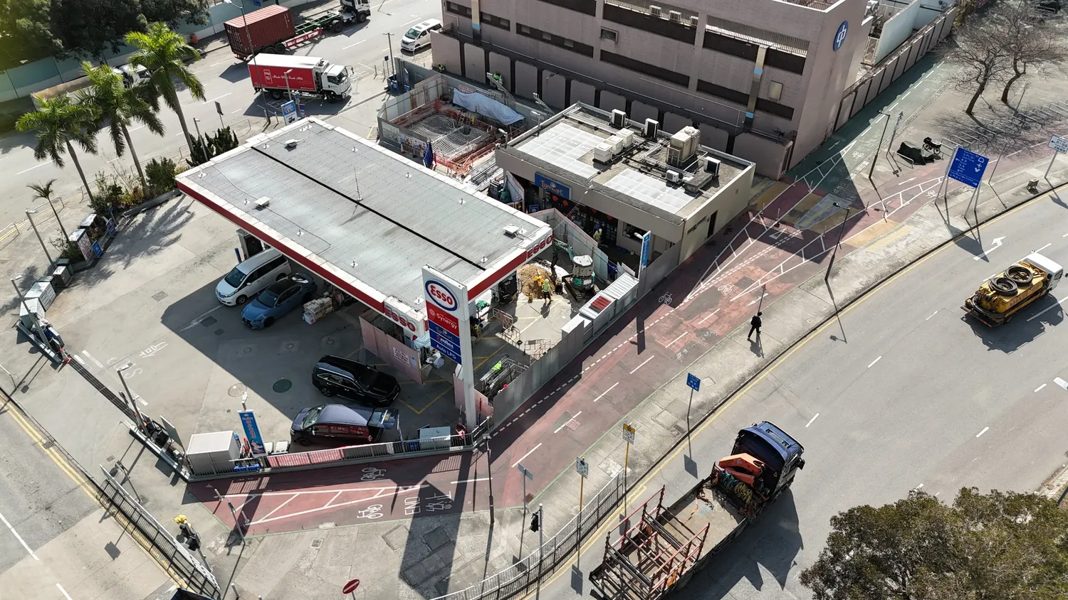 油站建築及上蓋的航拍照片，未能確認相中有光伏板。