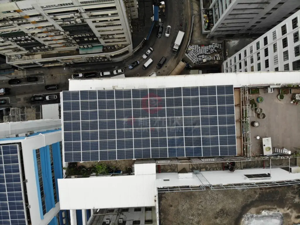 大型工業中心平頂屋面太陽能工程航拍照片。