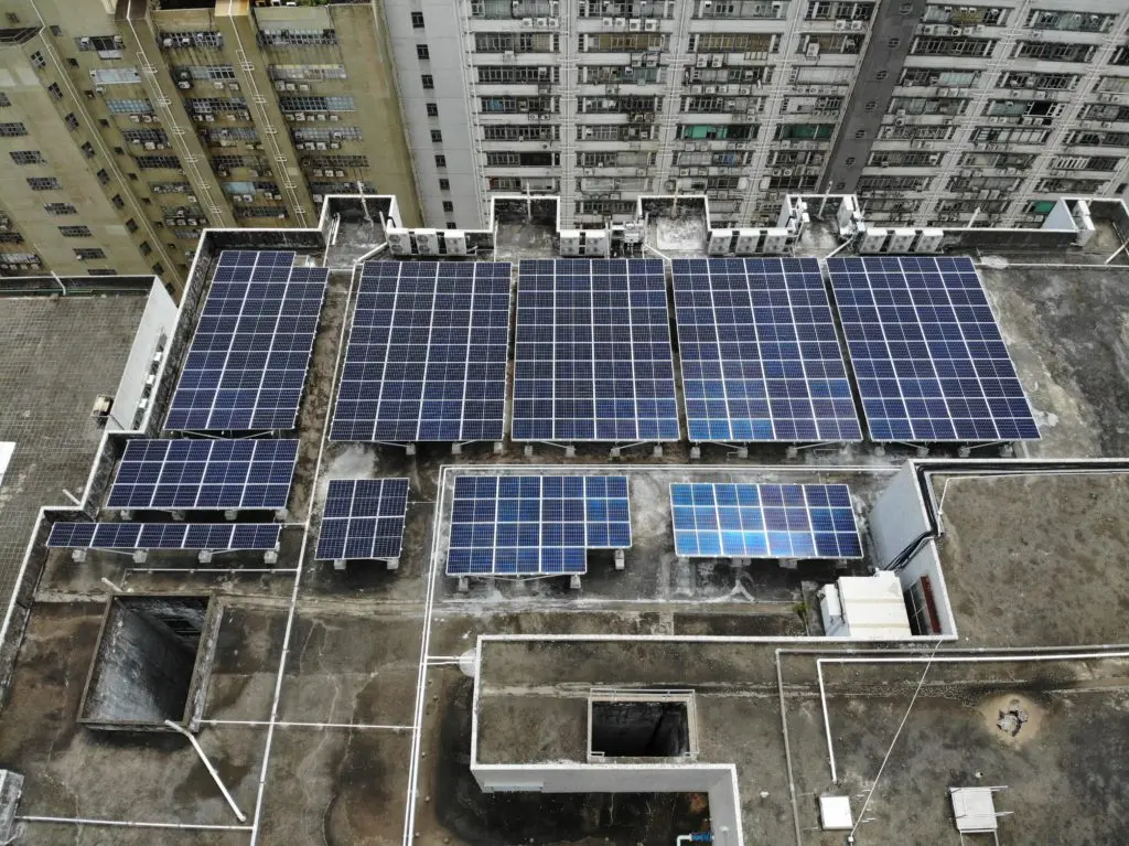 高層建築天台太陽能組件航拍原相。
